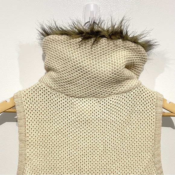 NWOT Pink Republic Faux Fur Collar Wooden Toggle Button Front Sweater Vest - Picture 14 of 16